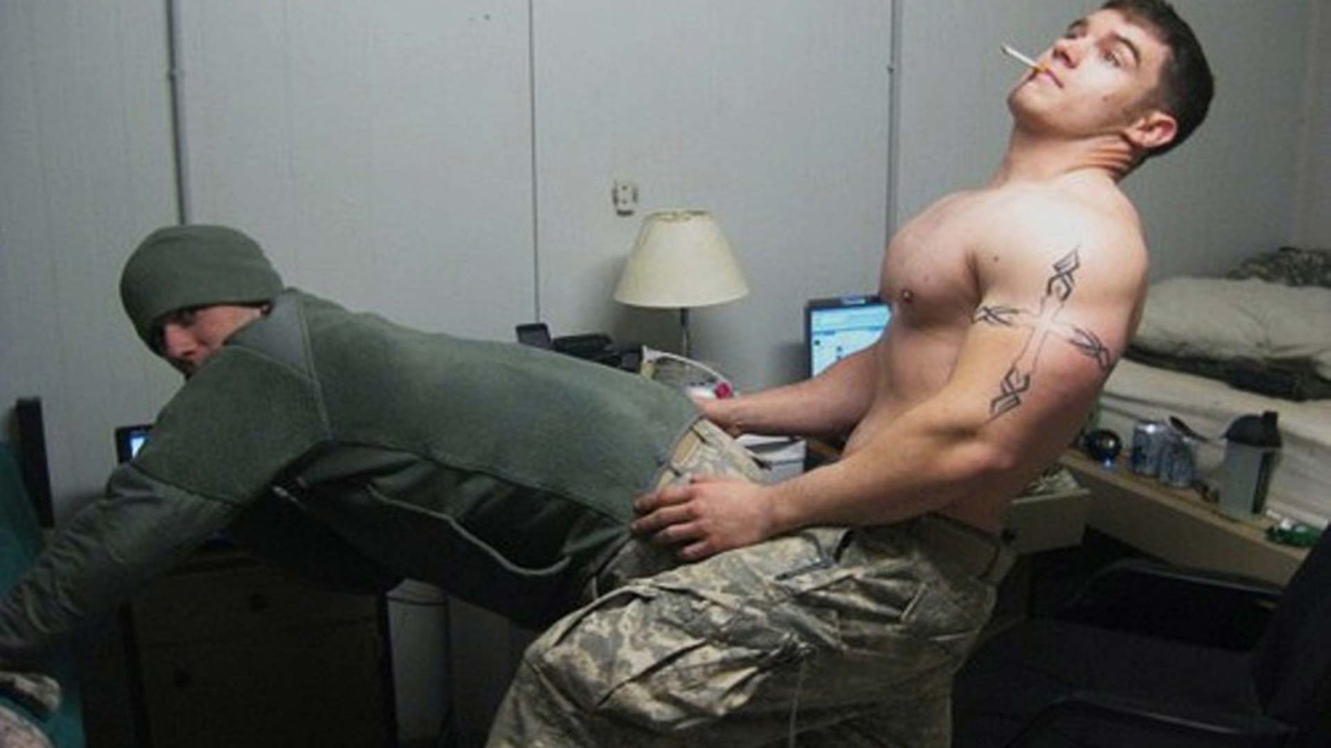изнасилование гея в армии фото 118